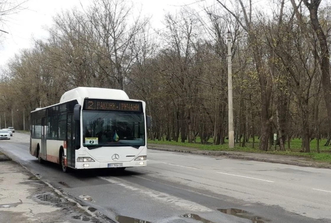 Поминальна неділя у Хмельницькому: влада запроваджує додаткові автобусні рейси до кладовищ