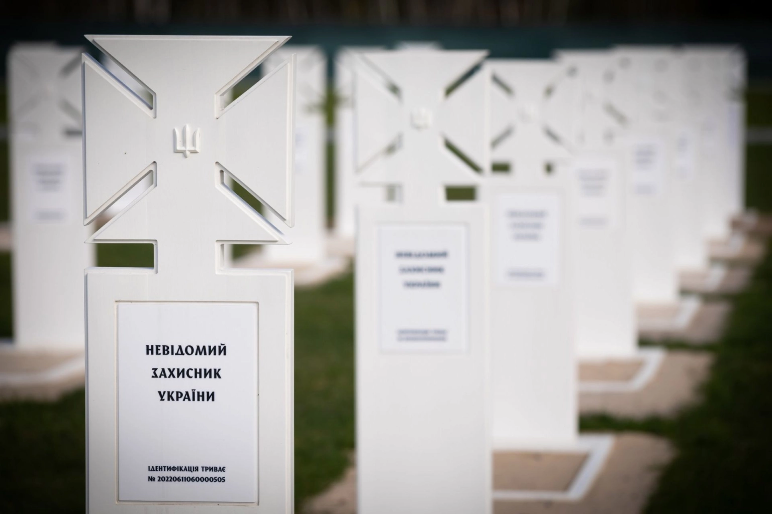 Останній шлях невідомих героїв: на Національному меморіальному кладовищі поховали сімох захисників