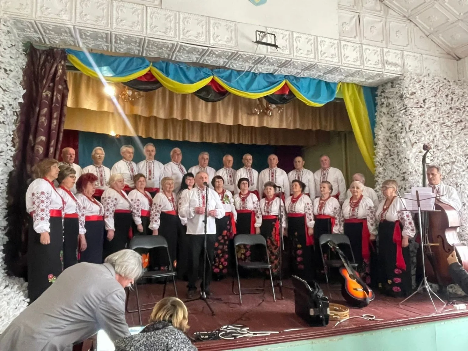 Живий звук та українська ретро-естрада: творчий візит хмельницьких артистів до Олешина