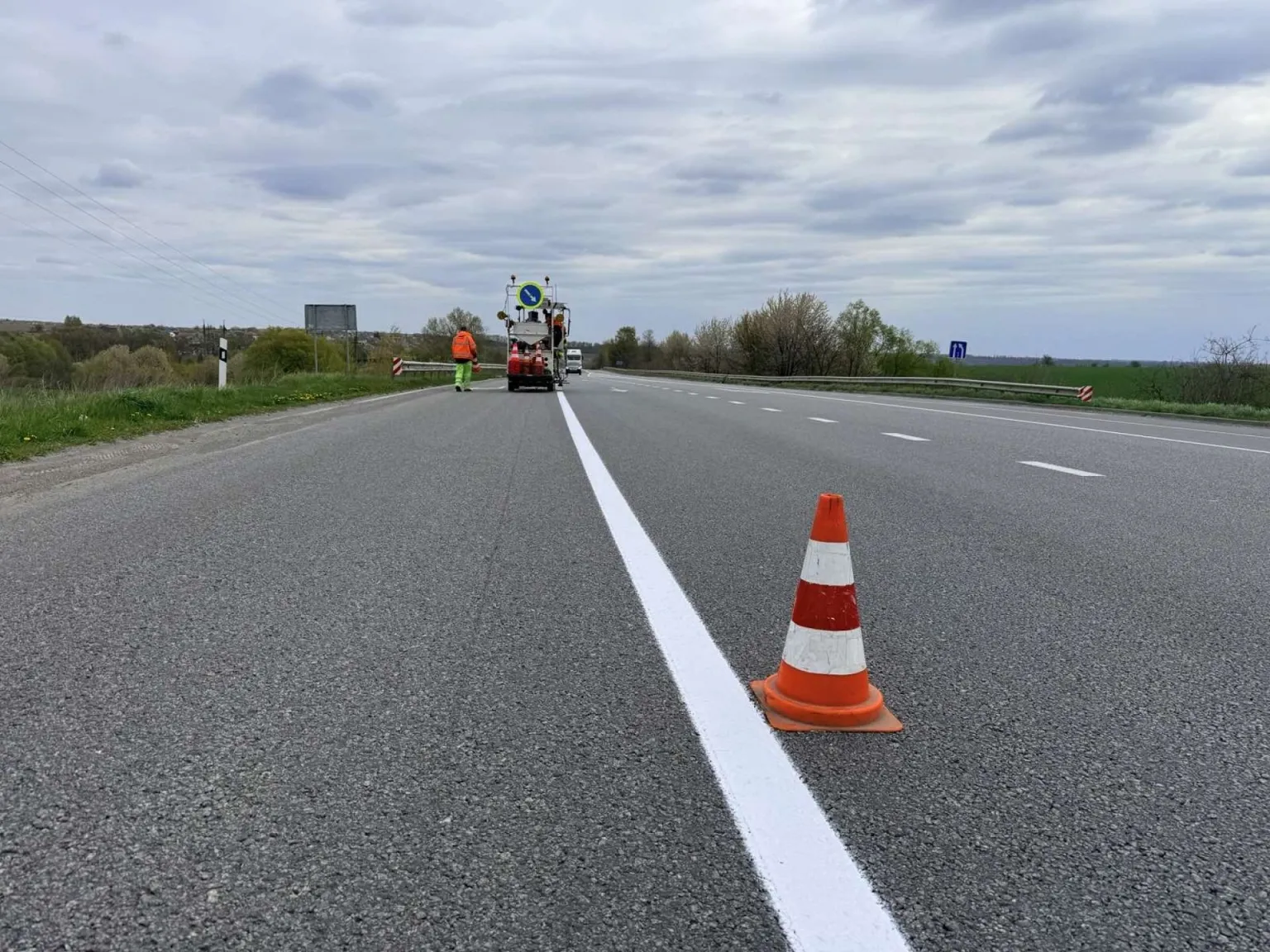 Масштабне оновлення автошляхів на Хмельниччині: дорожники відновили 300 тисяч квадратів покриття