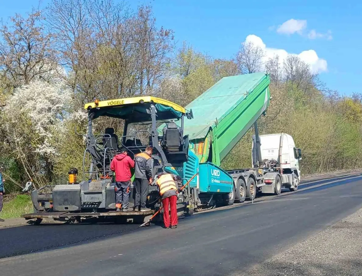 Масштабне оновлення автошляхів на Хмельниччині: дорожники відновили 300 тисяч квадратів покриття