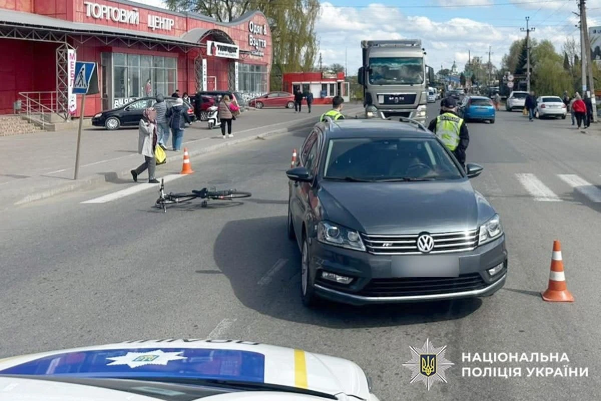 Госпіталізація після ранкової ДТП: у Старокостянтинові травмовано жінку на велосипеді