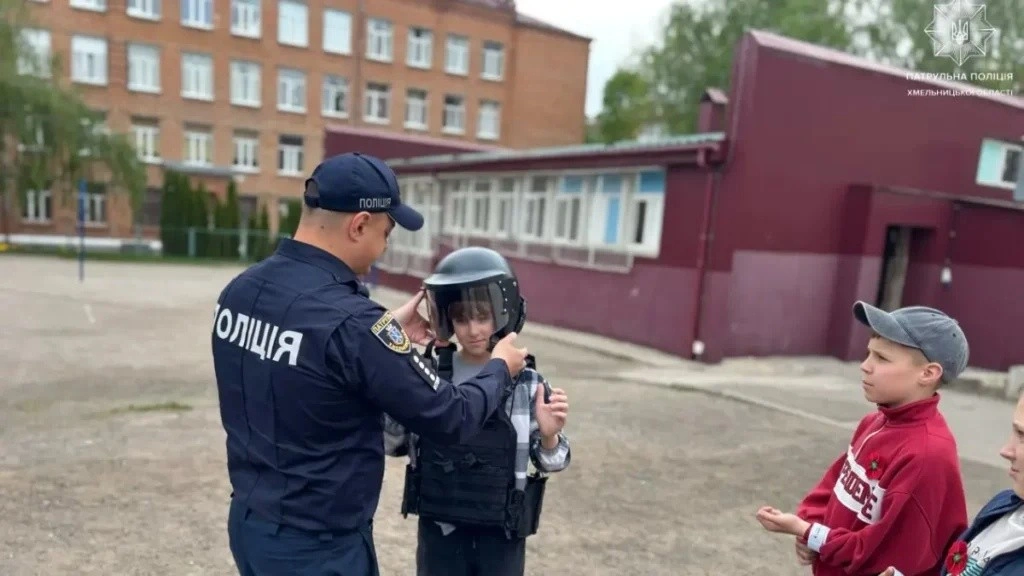 Юні хмельничани приміряли спецзасоби під час уроку безпеки від патрульних