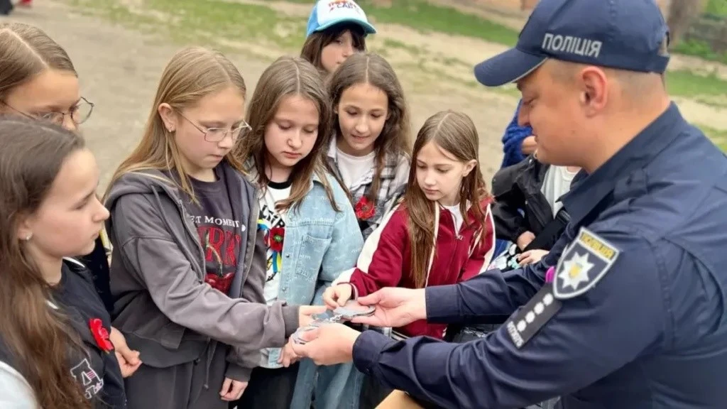 Юні хмельничани приміряли спецзасоби під час уроку безпеки від патрульних