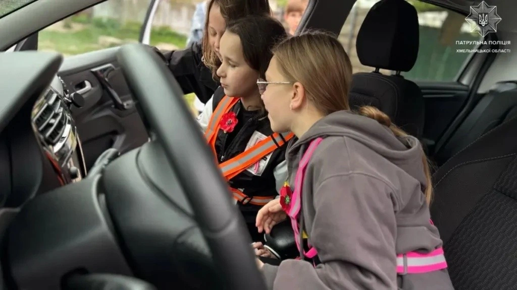 Юні хмельничани приміряли спецзасоби під час уроку безпеки від патрульних