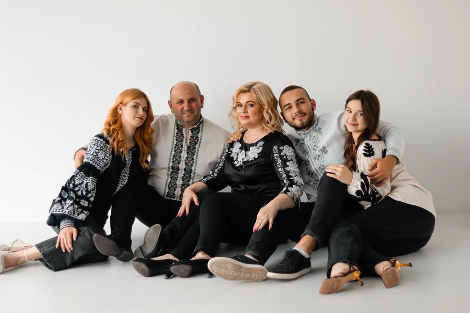Генетичний код у кожному хрестику: як Хмельниччина демонструє культурний опір у День вишиванки