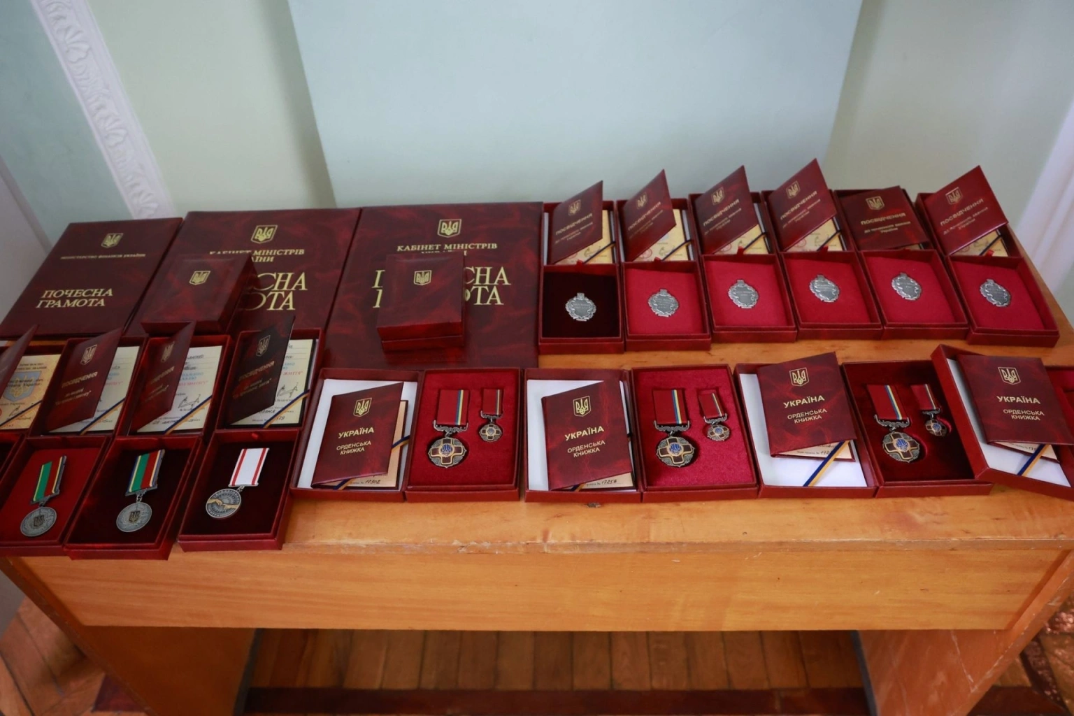 Подоляни отримали державні відзнаки: очільник Хмельницької ОВА вручив нагороди від Президента та Уряду