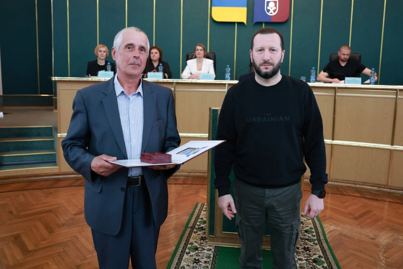 Подоляни отримали державні відзнаки: очільник Хмельницької ОВА вручив нагороди від Президента та Уряду