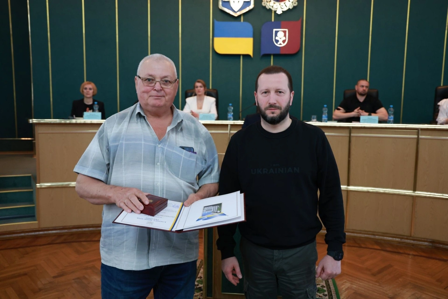 Подоляни отримали державні відзнаки: очільник Хмельницької ОВА вручив нагороди від Президента та Уряду
