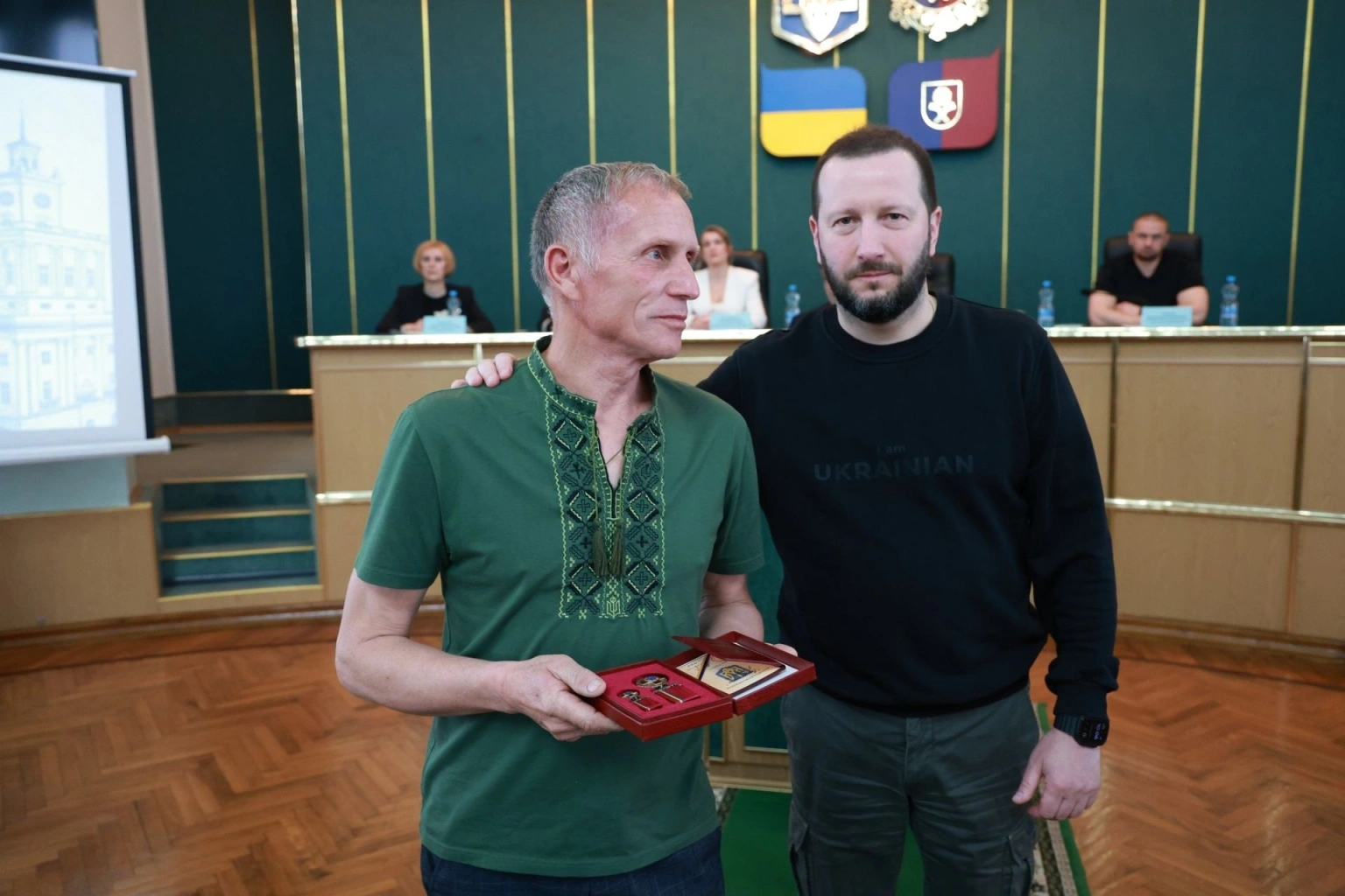 Подоляни отримали державні відзнаки: очільник Хмельницької ОВА вручив нагороди від Президента та Уряду