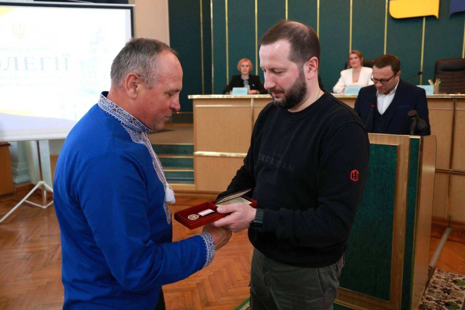 Подоляни отримали державні відзнаки: очільник Хмельницької ОВА вручив нагороди від Президента та Уряду