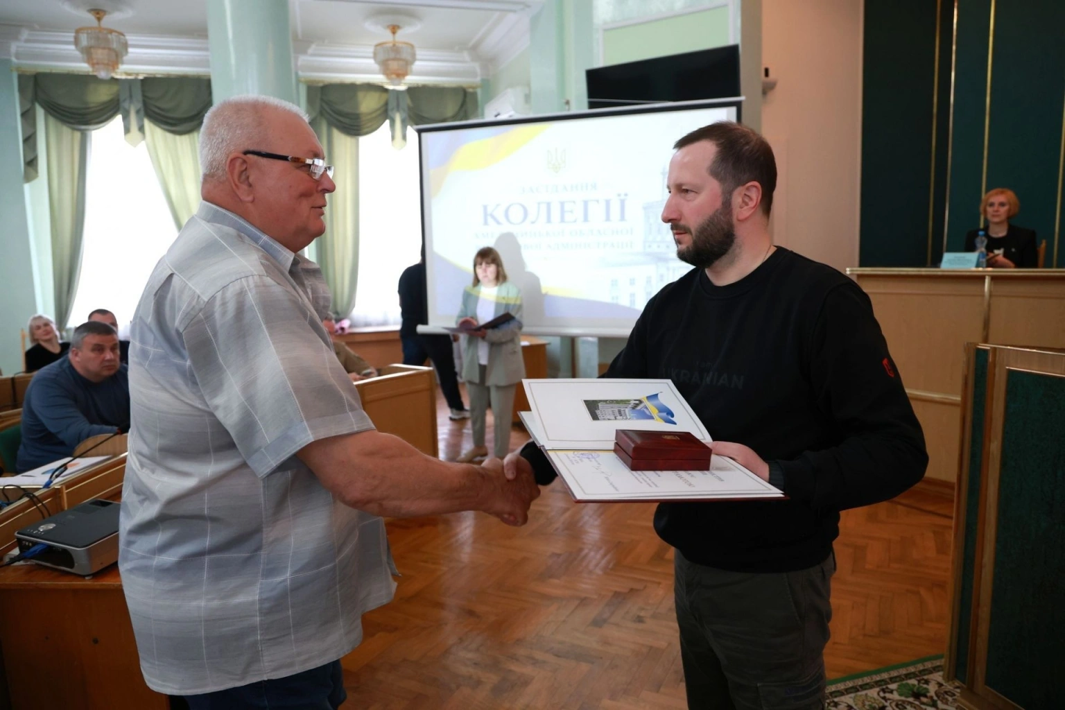 Подоляни отримали державні відзнаки: очільник Хмельницької ОВА вручив нагороди від Президента та Уряду