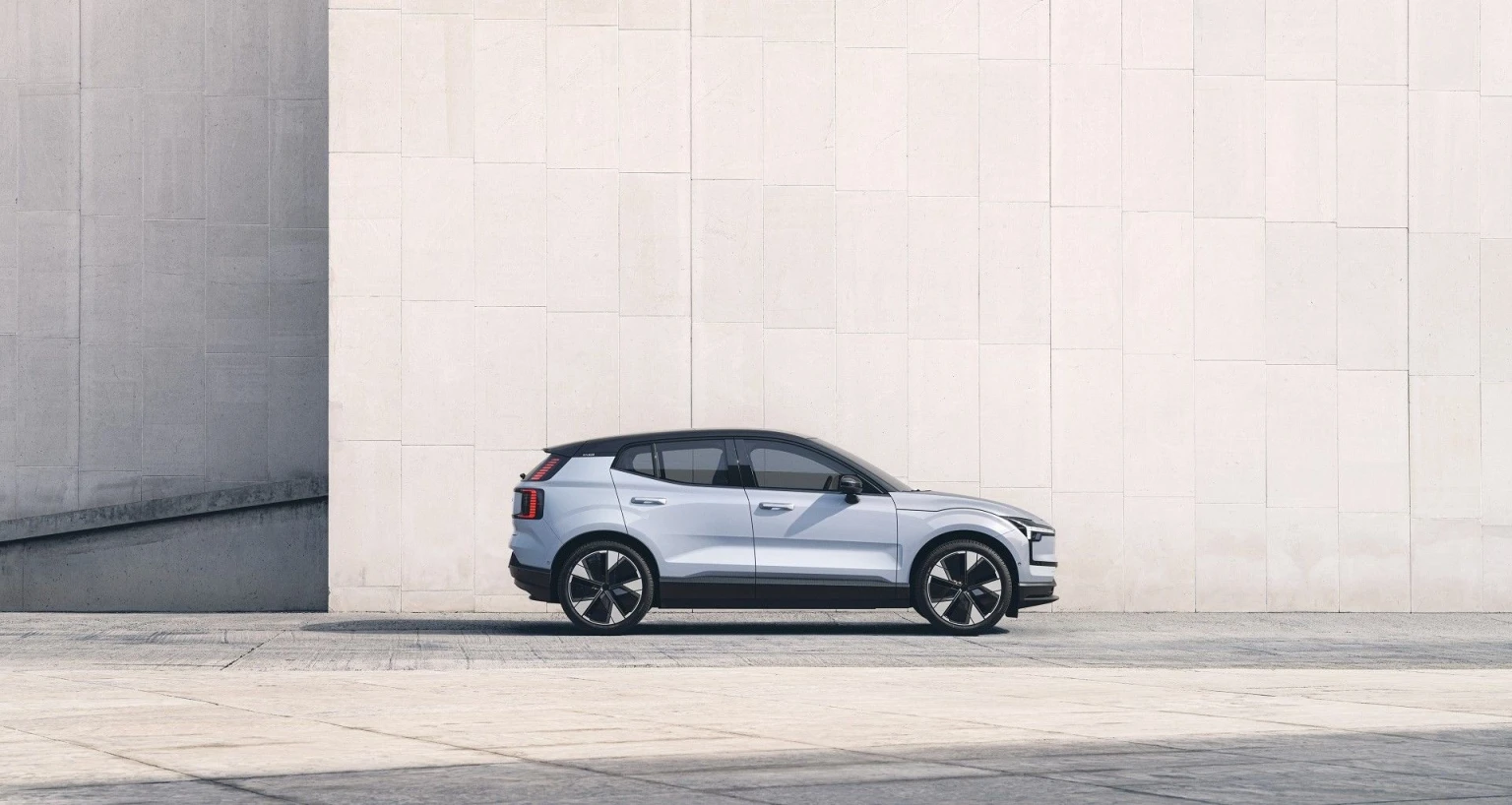 Volvo EX30: компактний електрокросовер, ідеально адаптований до життя у великому місті