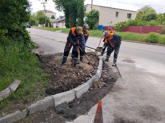 Пріоритет ЗСУ замість капітальних ремонтів: як у Хмельницькому латають дороги