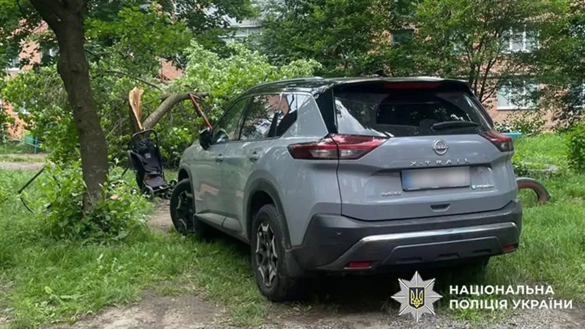 Трагічний інцидент у дворі: автомобіль наїхав на групу пішоходів у Хмельницькому