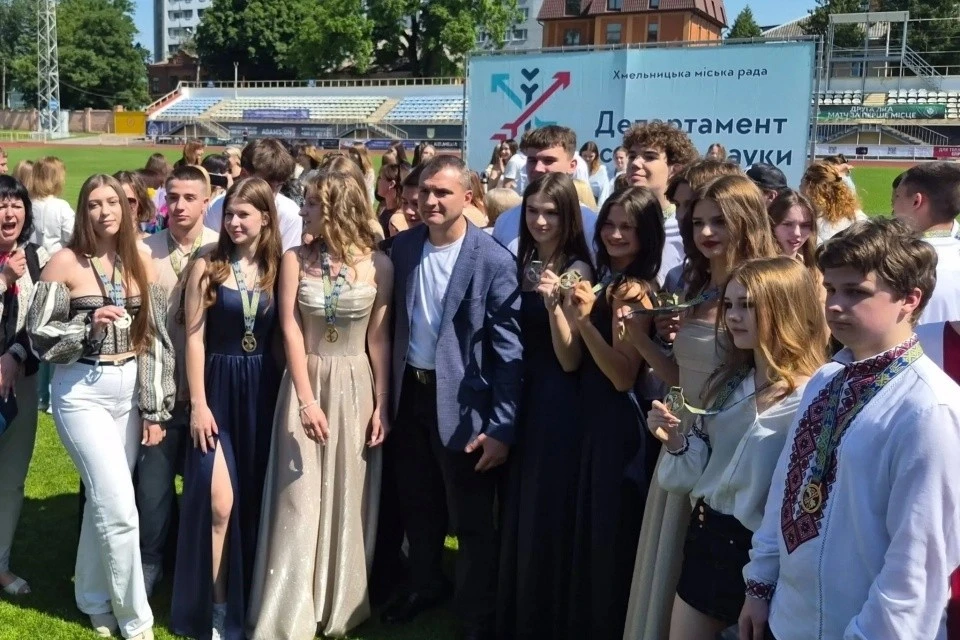Хмельницькі випускники здобули міські нагороди за відмінні результати