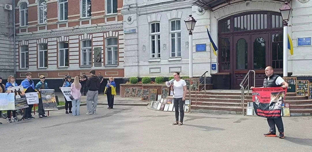 Хмельницькі волонтери вимагають допомоги від влади
