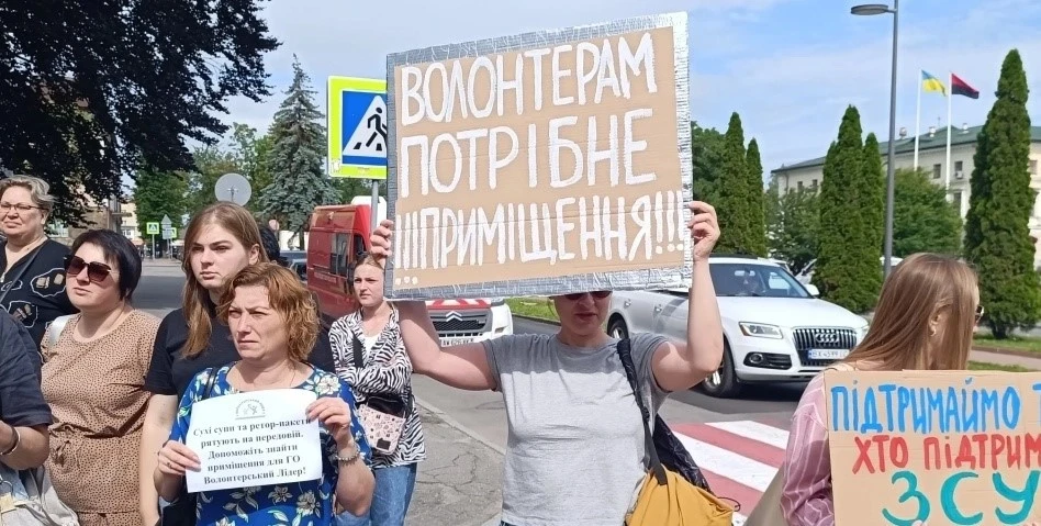 Хмельницькі волонтери вимагають допомоги від влади
