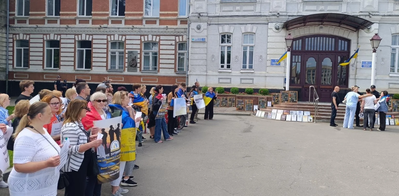 Хмельницькі волонтери вимагають допомоги від влади
