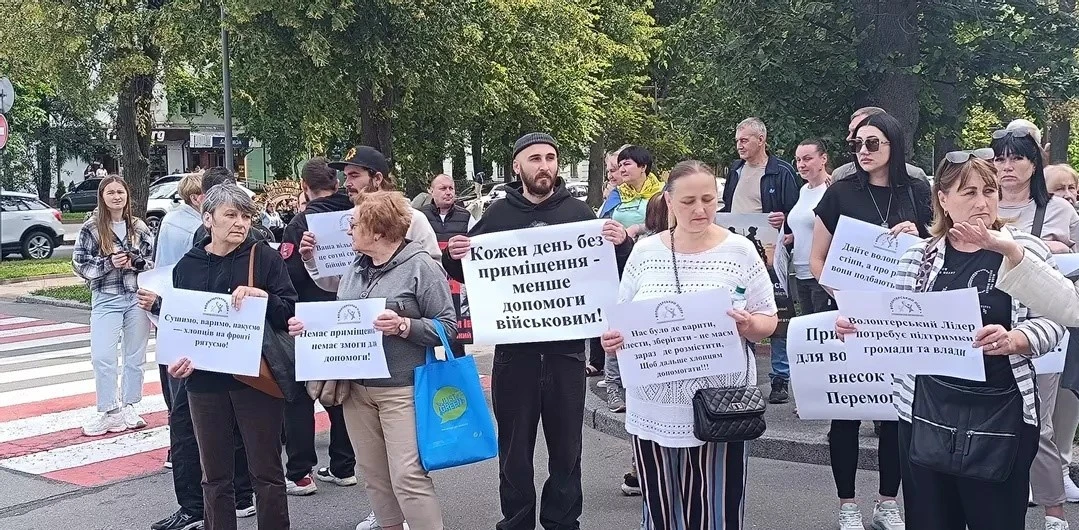 Хмельницькі волонтери вимагають допомоги від влади