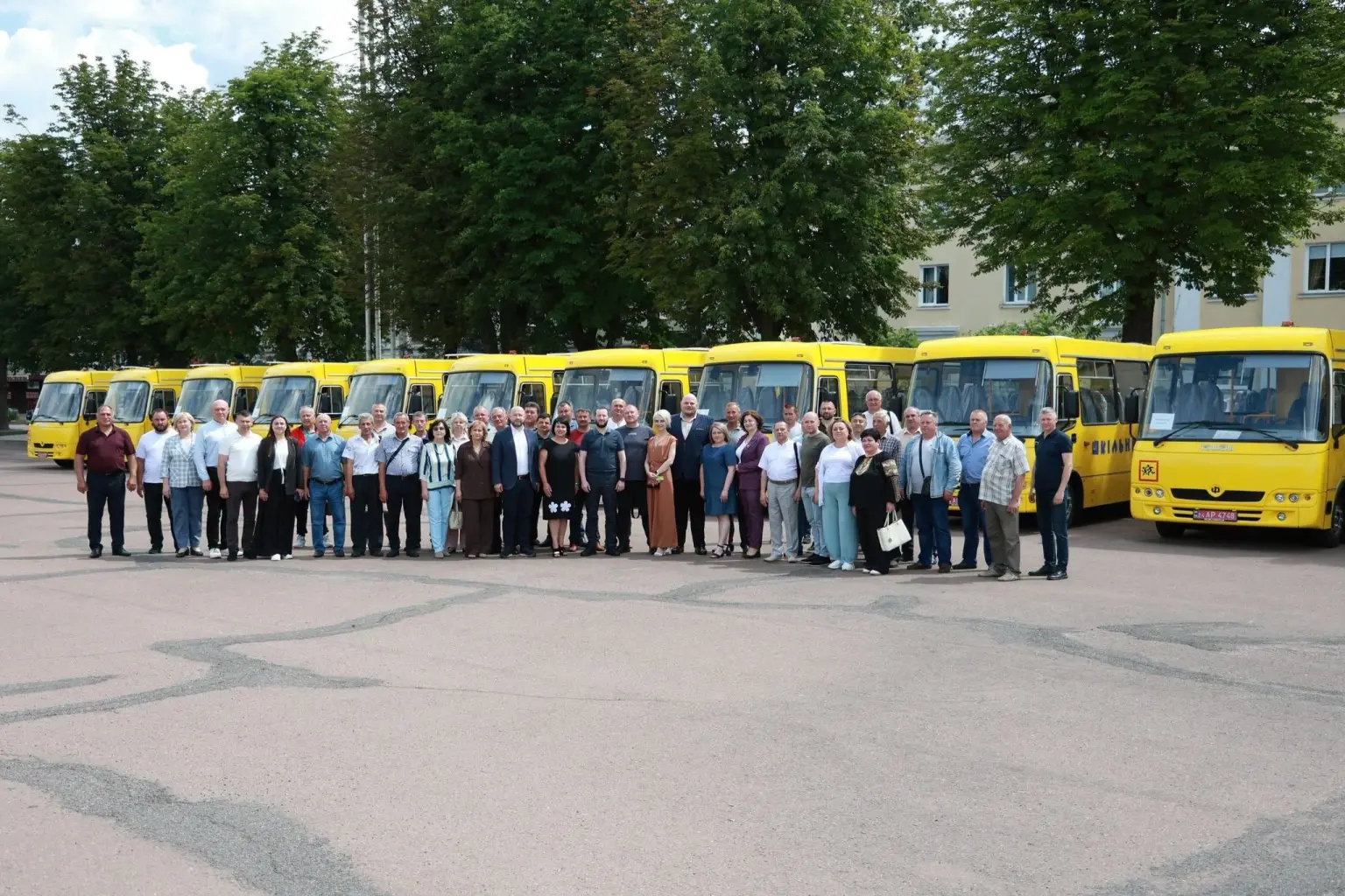 Парк шкільних автобусів на Хмельниччині поповнився 15 одиницями техніки