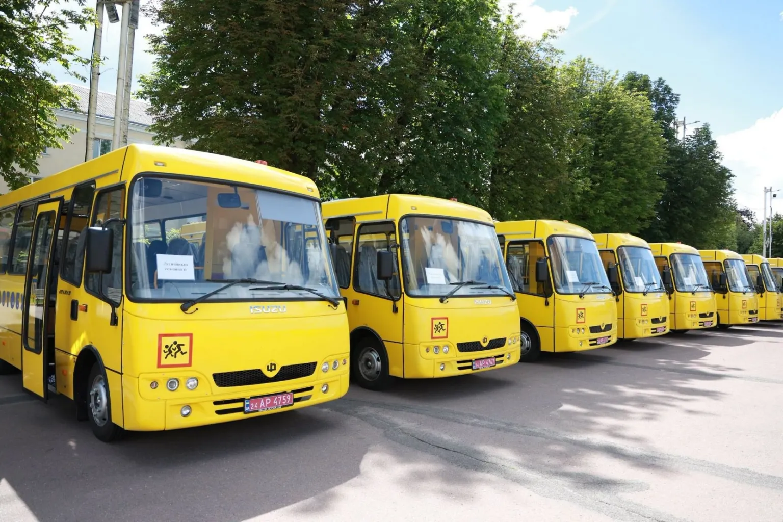 Парк шкільних автобусів на Хмельниччині поповнився 15 одиницями техніки