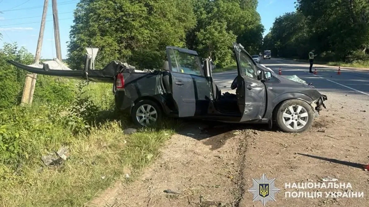 Фатальна аварія під Кам’янцем-Подільським: легковик влетів у дерево