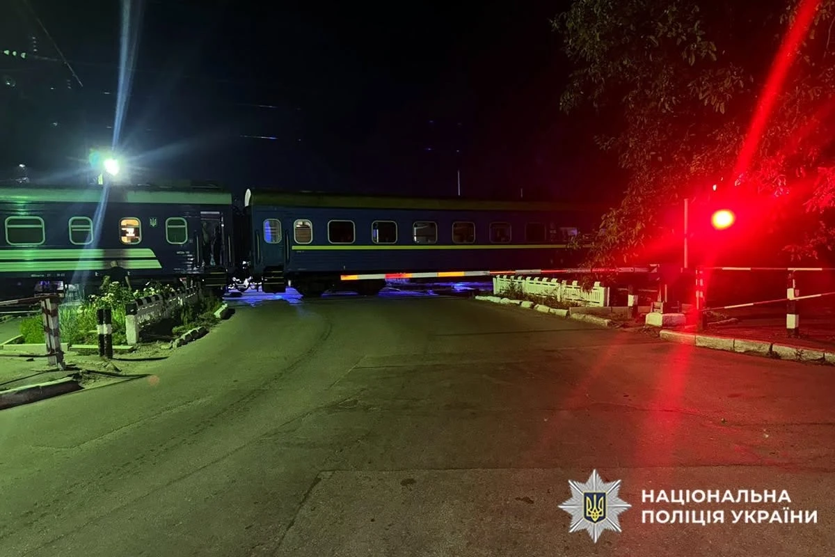 Нічний ігнор світлофора на переїзді у Хмельницькому коштував життя двом підліткам