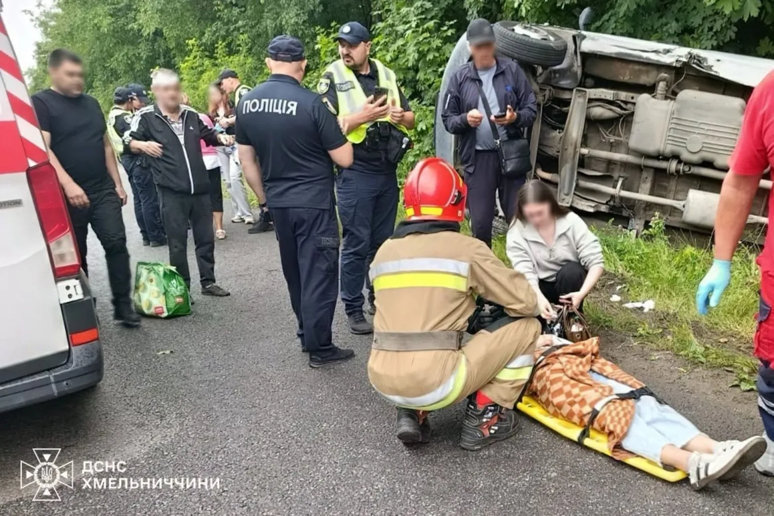 Автобус із дітьми перекинувся на Хмельниччині внаслідок ДТП