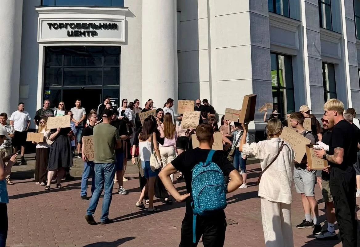 Хмельничани протестують проти звільнення Михайла Федорова з посади міністра оборони