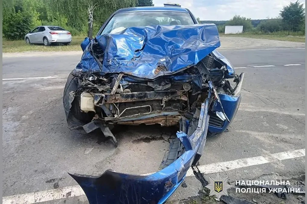 Четверо постраждалих у зіткненні легковика з вакуумною машиною біля Нетішина