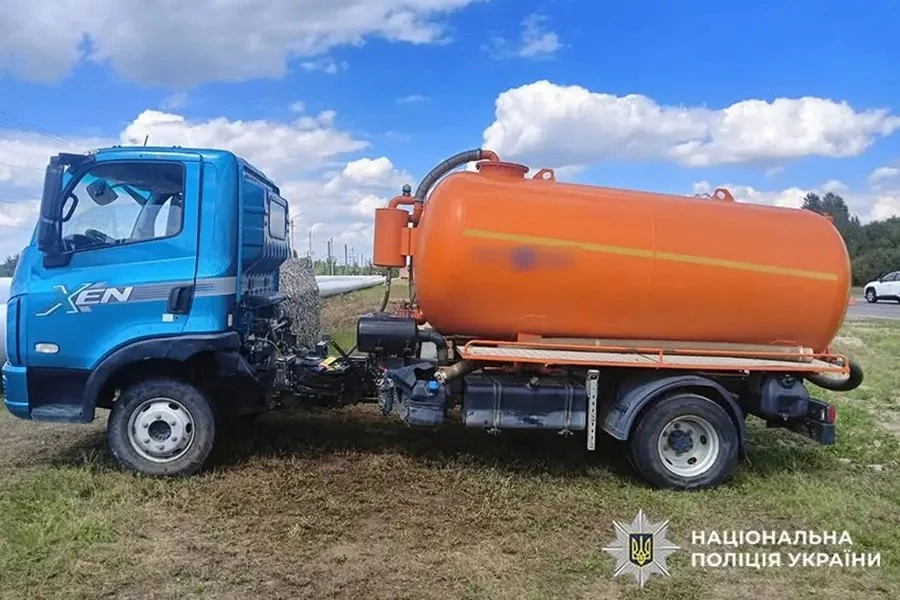 Четверо постраждалих у зіткненні легковика з вакуумною машиною біля Нетішина